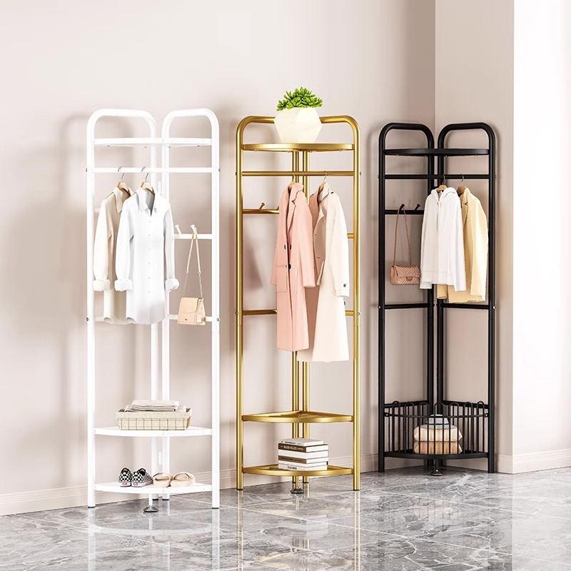 Los percheros de ropa en la habitación del hogar no ocupan un área, percheros, esquinas del dormitorio del piso al techo, estantes para ropa pequeños, perchas laterales para la cama