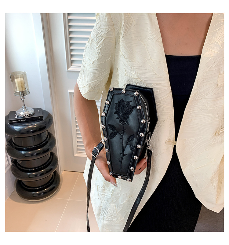 Borsa a tracolla da donna a forma di bara stile gotico nero_voghion.com