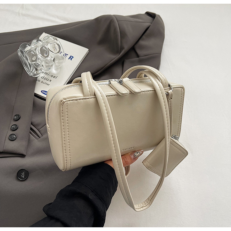 The 2024 new women's single-shoulder underarm bag is a simple and elegant commuting bag with a Korean-style niche design sense. It's a small square bag undefined
