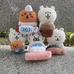 かわいいナガノは熊のマレー熊のマッシュポテトのぬいぐるみをからかっています。