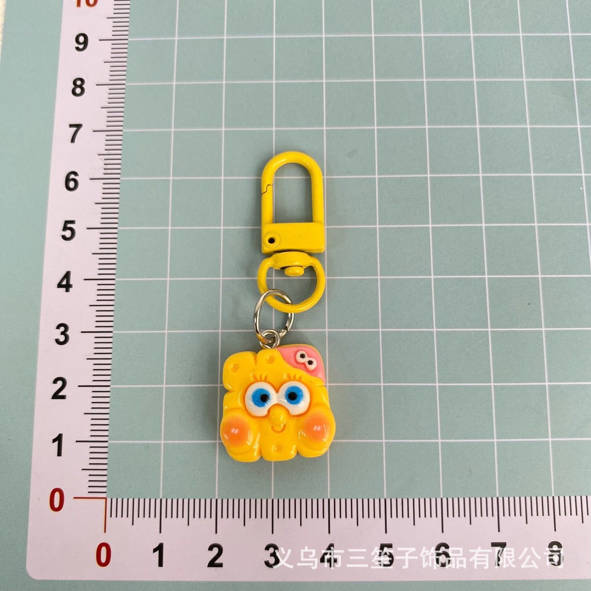 Resina pareja de dibujos animados hecho a mano Bob Esponja llavero 2025 nuevo lindo pequeño colgante estudiante caliente accesorios