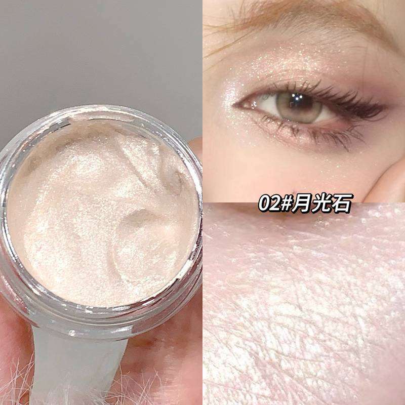 一滴の涙の液体のアイシャドーは超きらきらしています。|undefined