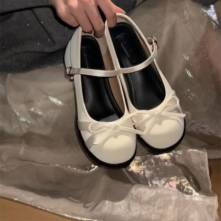 Calles fritas de alto valor de cara zapatos de cuero de tacones gruesos franceses de primavera de mujeres estilo universitario arco de estilo británico zapatos Mary Jane