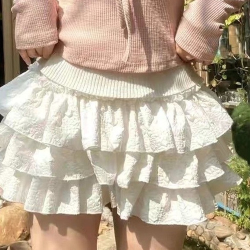 A ballet-inspired sweet pleated short skirt with voluminous hems, high-waisted and flattering, exudes a literary and fresh charm, featuring an inner lining safety pant and a cake skirt design.