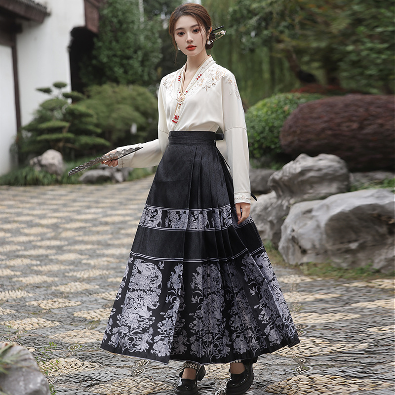 Women's Hanfu-inspired cross-collar embroidered top, autumn retro loose-fitting modified Hanfu heavy-duty horse-face skirt