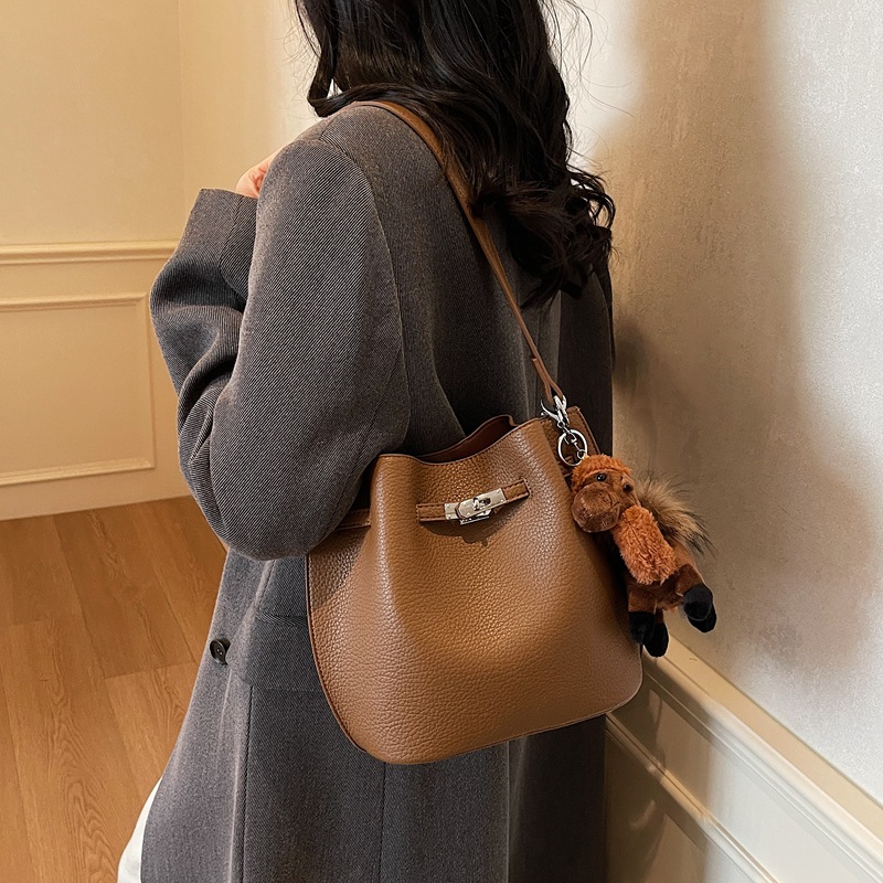 Otoño y invierno bolso de mujer retro bolso de cubo de mano 2025 nuevo tipo bolso de cesta de platos de viaje versátil bolso de hombro