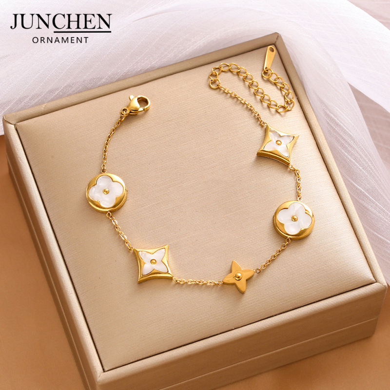 Titanium steel non-fading four-leaf clover bracelet light luxury Joker fashion personality Internet red shell five flowers 18K hand ornaments wholesale