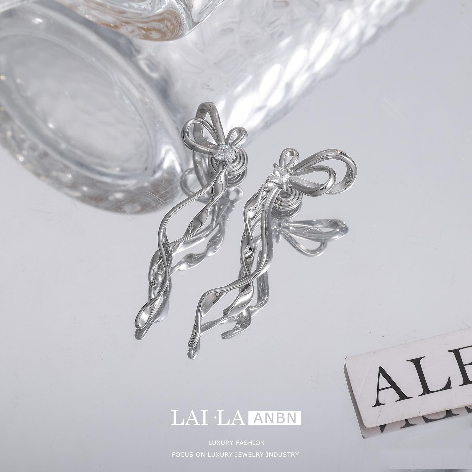 Cinta flexible de metal arco mosquito bobina oreja clip hembra earless pendientes de alto grado hembra zircon pendientes al por mayor