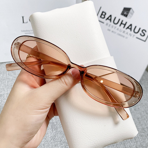 New stylish European and American cat-eye sunglasses—unique, trendy, and perfect for no-makeup street-style photos; unisex design with excellent sun protection.