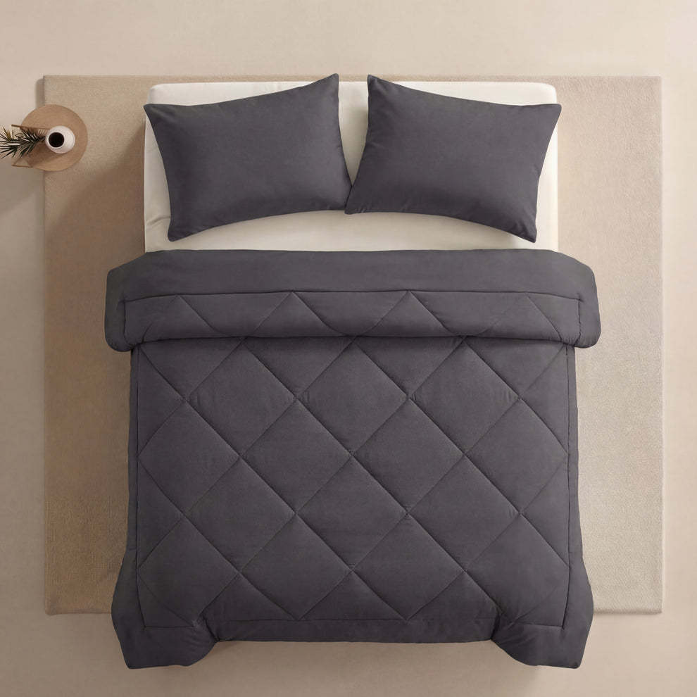 Quilted diamond pattern wavy plush comforter in solid color