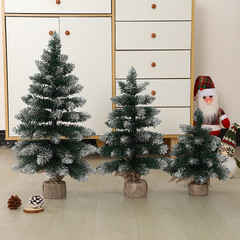 メーカーはアマゾンで30cmの尖ったデスクトップの小さな木のショーウインドーでクリスマスクリスマスツリーの装飾を飾っている