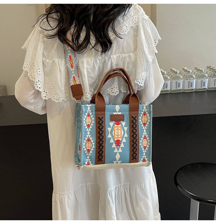 Women's Large Canvas Flower Elegant Vintage Style Streetwear Square Zipper Tote Bag display picture 14