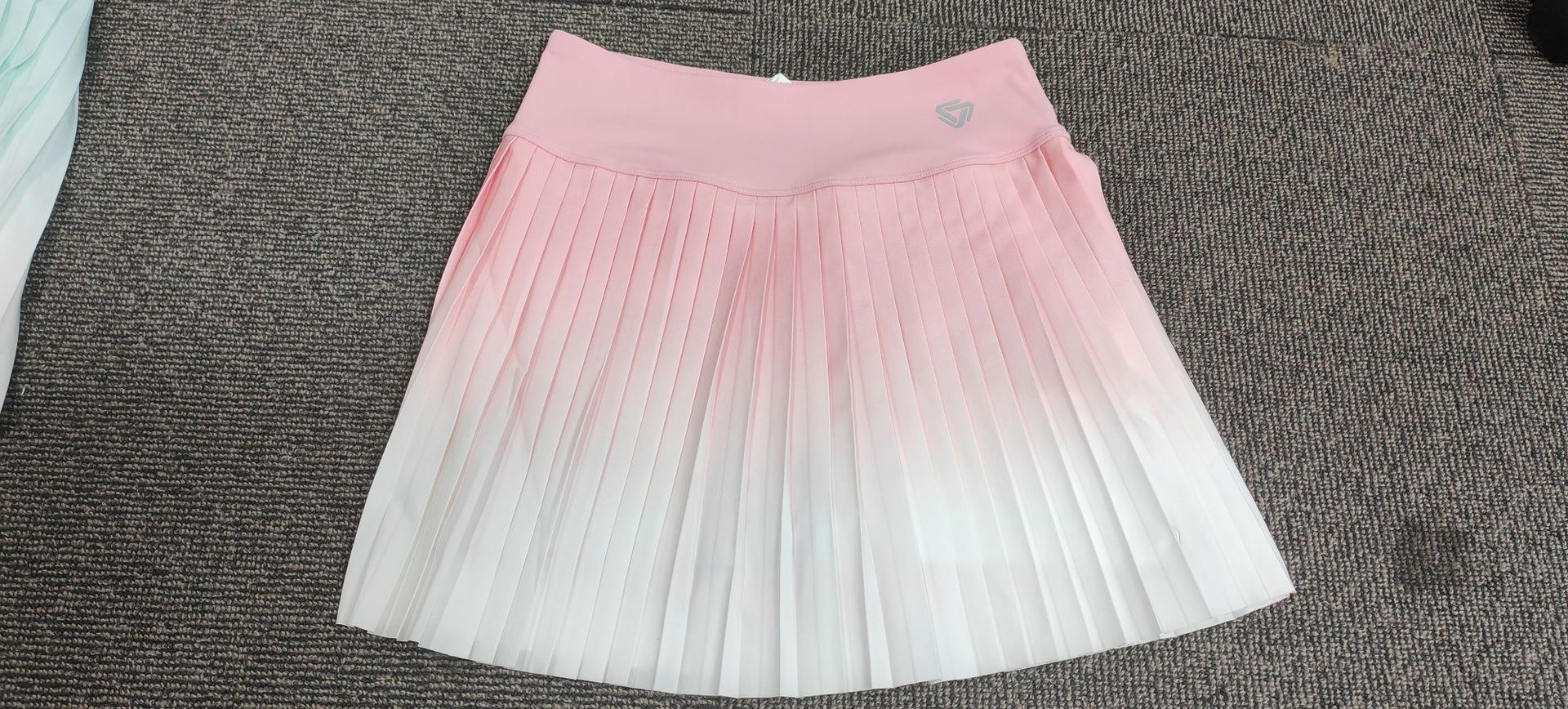 Nueva falda corta deportiva de verano de las mujeres anti-exposición gradiente de cintura alta de secado rápido transpirable plisado falda de tenis para correr