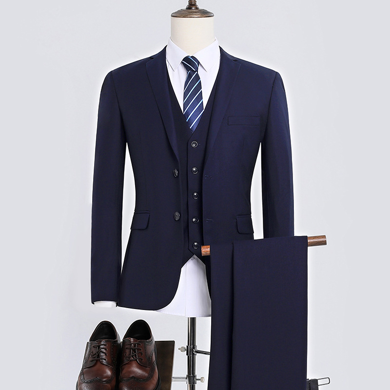 スーツの男性は3つのセットを着ています。