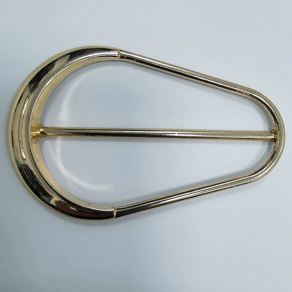 Купальник с пряжкой на груди с пряжкой