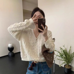 白いフックのvネックの透かし彫りの長袖のニットのカーディガンの女性の夏のガーターの外は氷の糸の日焼け止めの高級感の上着を掛けます。