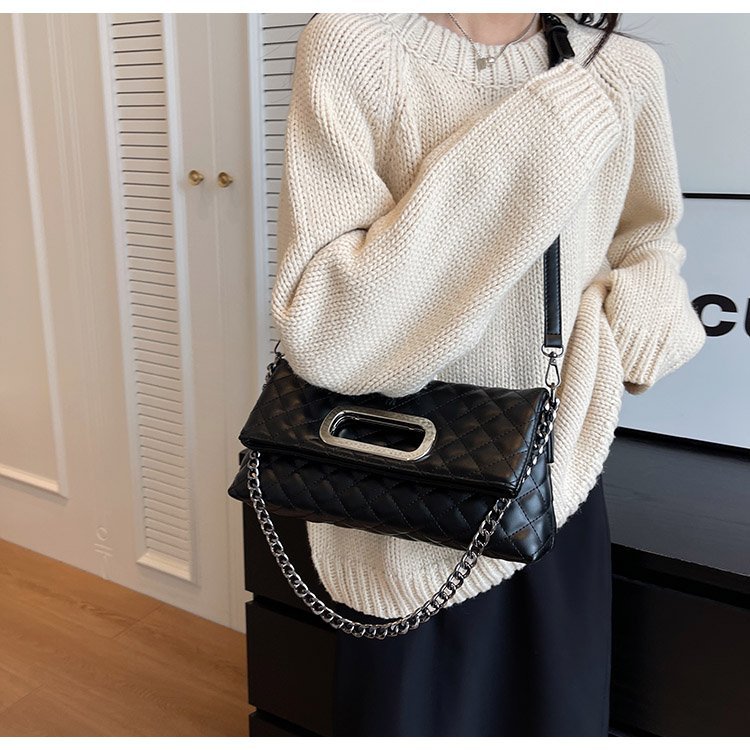 Kleine luxuriöse Klapp-Ohrtasche für Damen 2024 neue Mode-Umhängetasche hochwertige Unterarmtasche mit Diamantkette_voghion.com