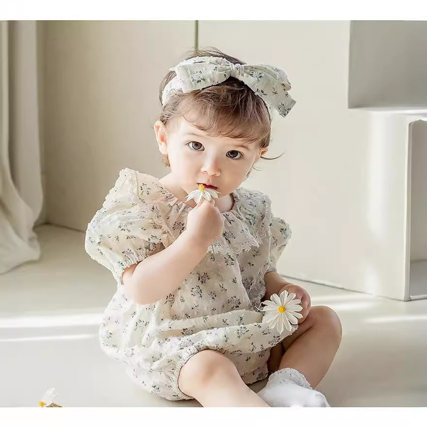 赤ちゃんの小さい砕花の連体服の女の子の百日の宴会の服の女の子の誕生日の写真撮影の服装の夏の金のお尻の服