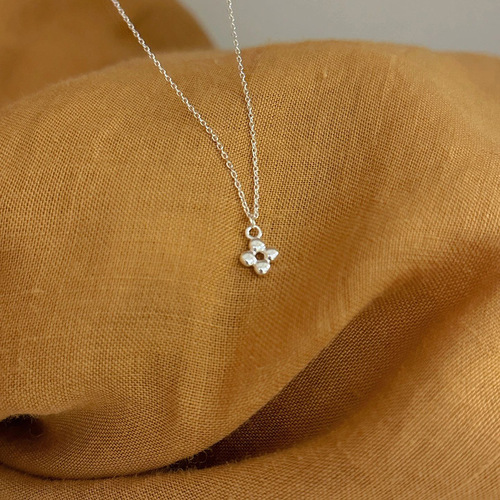 Niche Minimalist Four-Leaf Small Flower Necklace for Women, Versatile Fashion and Elegance, Hollow Flower Pendant Lockchain Same Style