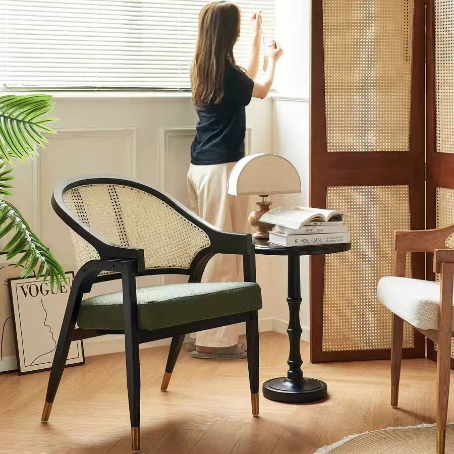 Mesa y silla de comedor de madera sólida nórdica, respaldo negro, silla casual, diseño simple, hogar pequeño