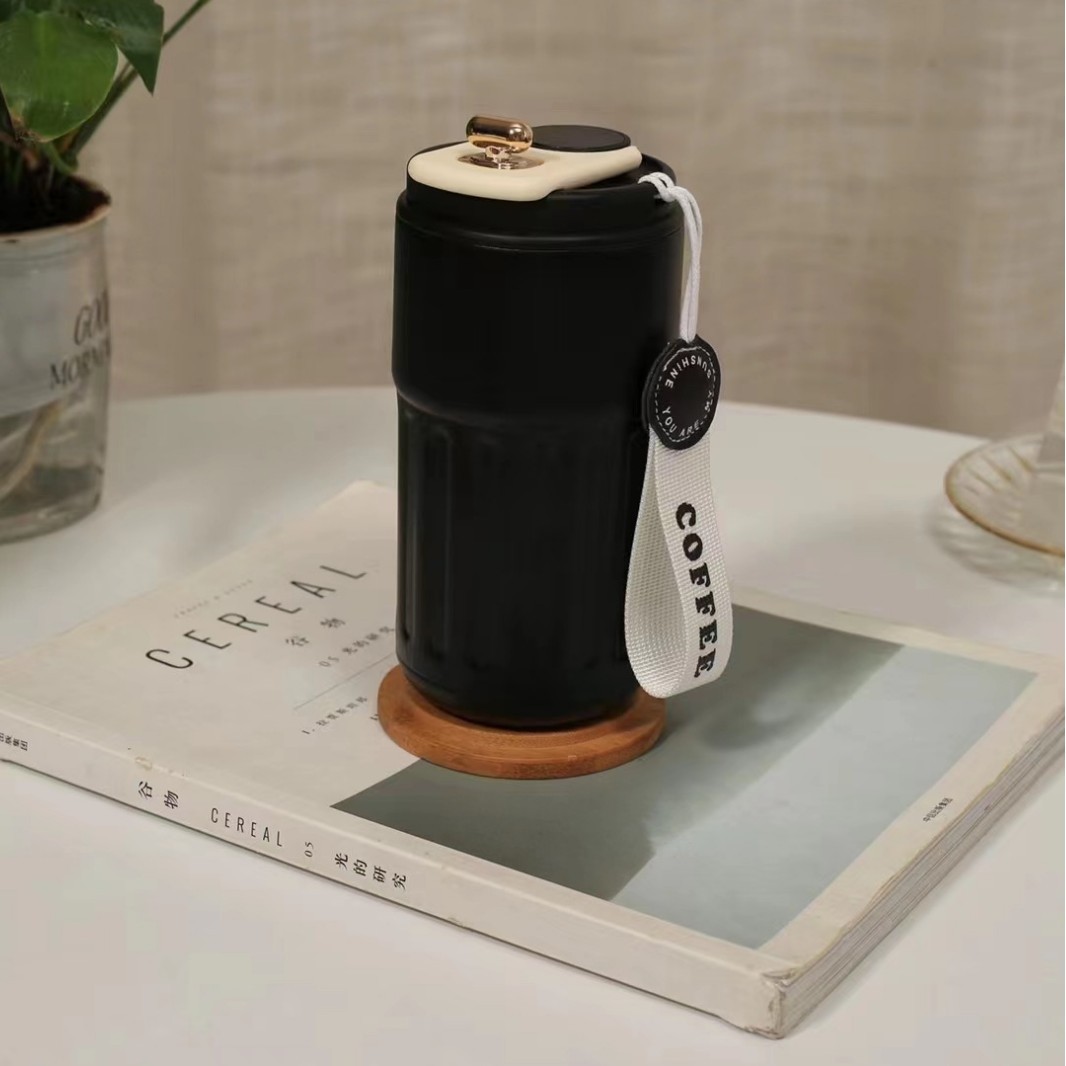 Taza de vacío de visualización de temperatura de acero inoxidable 316 taza de agua simple portátil 2023 e-commerce nueva taza de café con cuerda