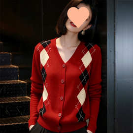2026好看秋冬款新年穿搭圣诞红拼色菱格气质通勤V领针织衫长袖