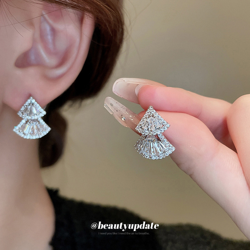 Corea del Sur ins nicho pendientes simples Luz de lujo temperamento pendientes de moda al por mayor Aguja de plata circón triángulo pendientes en forma de abanico