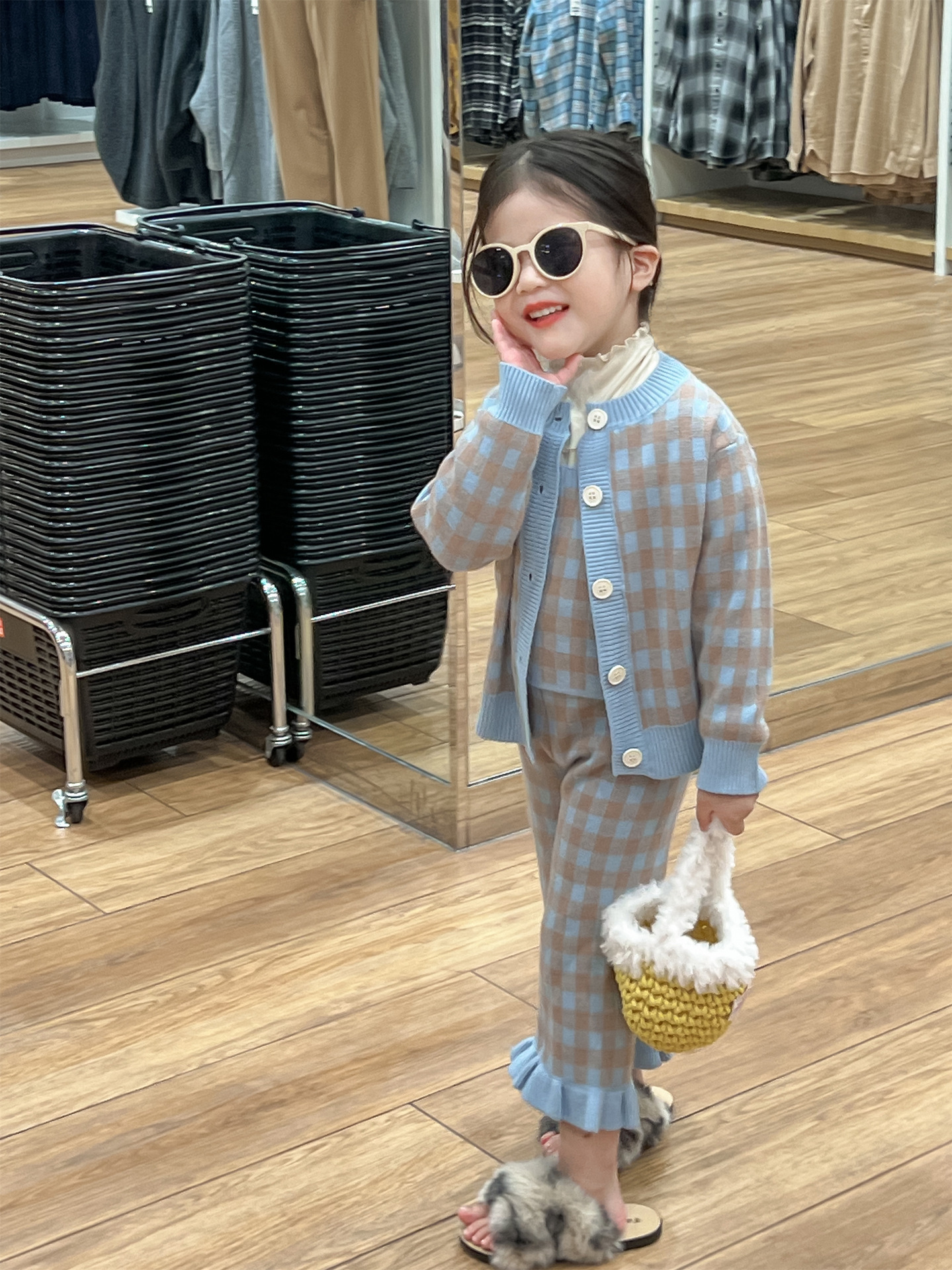 2023. aasta sügisene tüdrukute Korea väljaande temperamentne magusa sinise ruudulise kootud komplektiga kampsun, varrukatega topp, puidust kõrvaäärega püksid, kolm_voghion.com