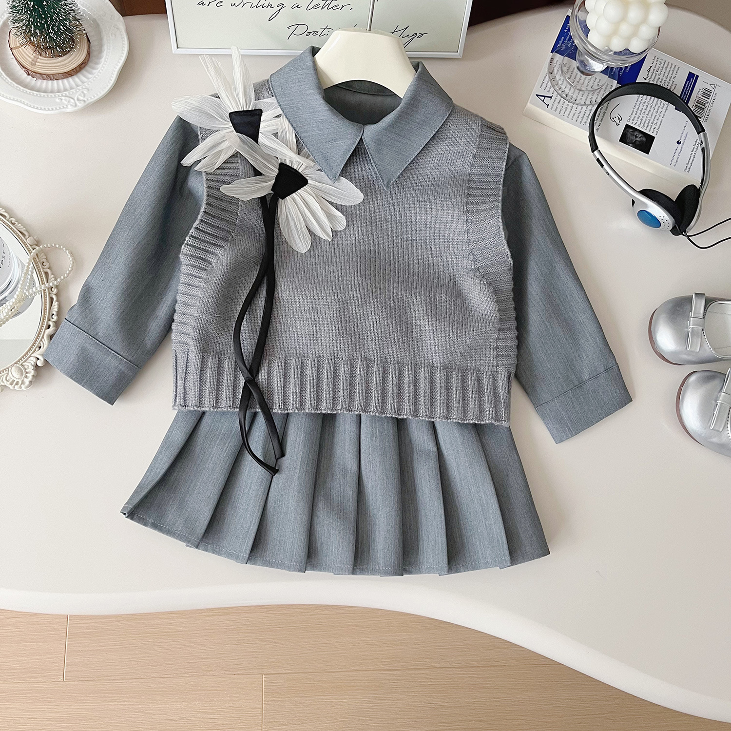 2024 Mädchen Koreanische Version Herbst Strickweste einfarbiges Hemd Faltenrock dreiteiliges Set stilvoll 67371_voghion.com