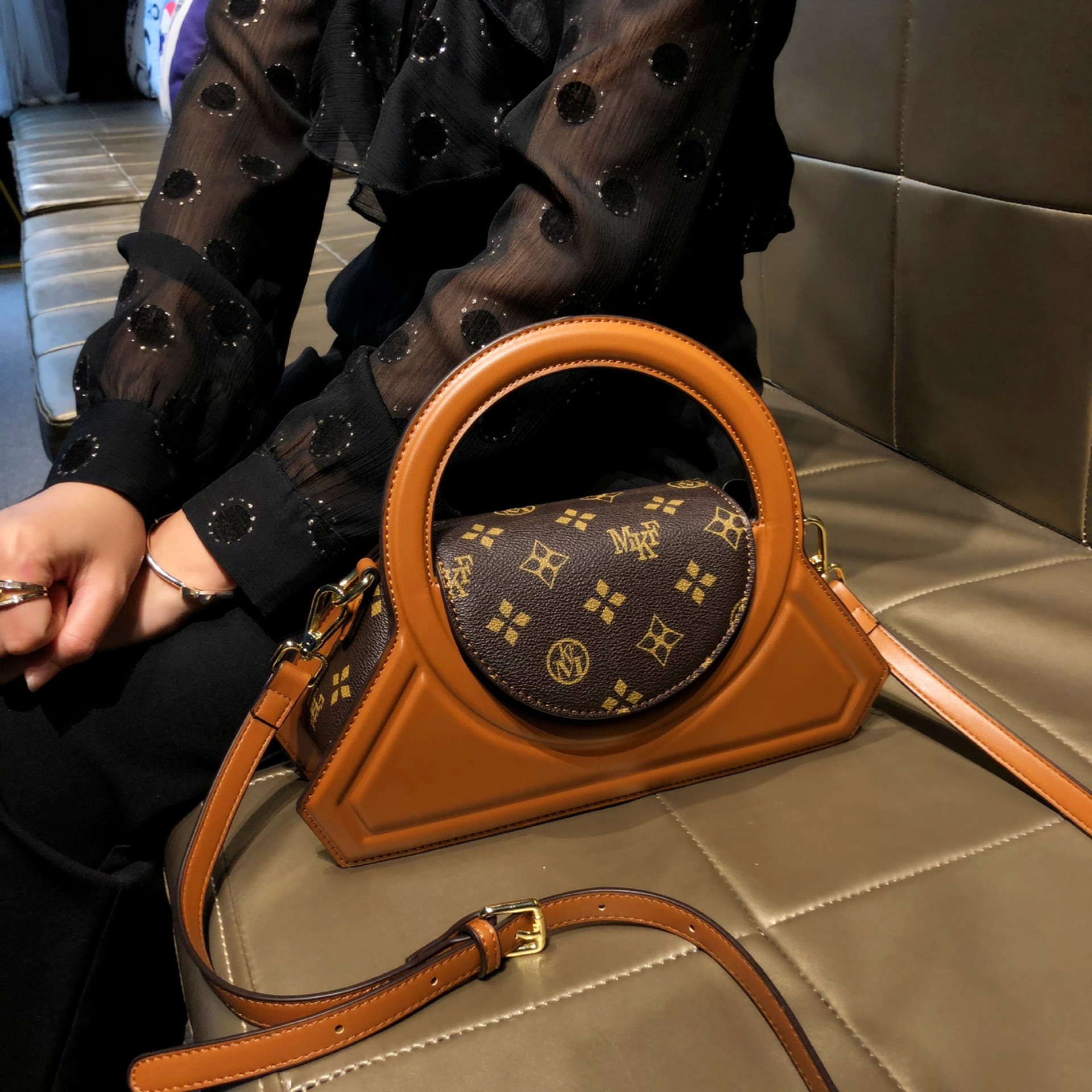 广州真皮包包女款高级复古手提包2025新款时尚真皮单肩斜挎小方包