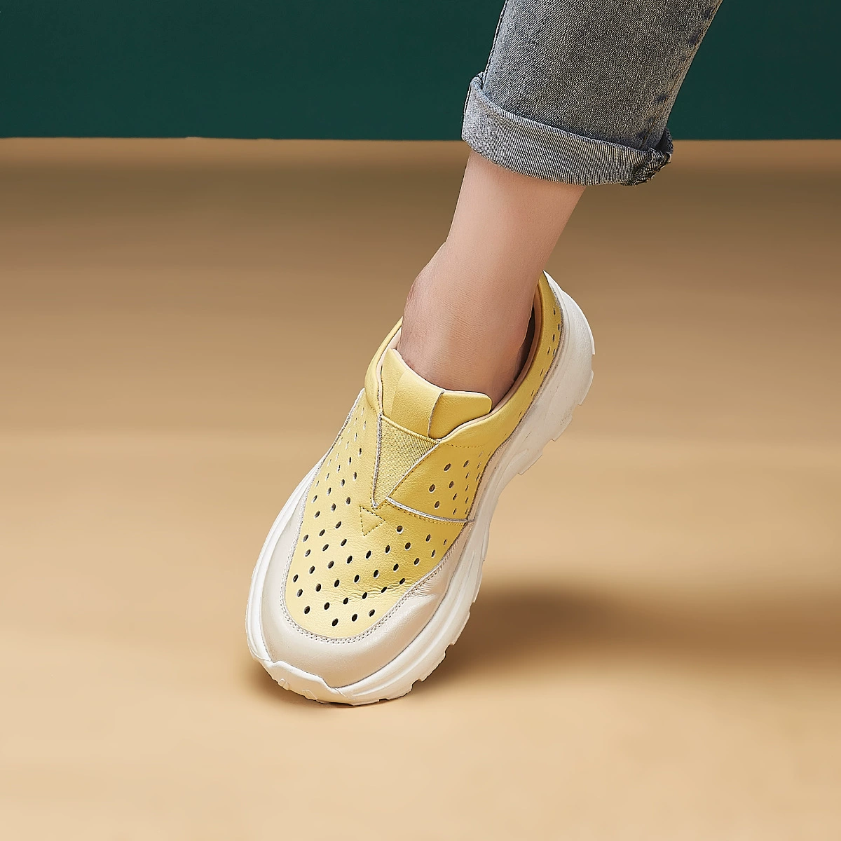 Дышащие сандалии для женщин 2025 лето новые перфорированные сандалии повседневная мода универсальные сандалии с эффектом увеличения роста ажурные женские туфли