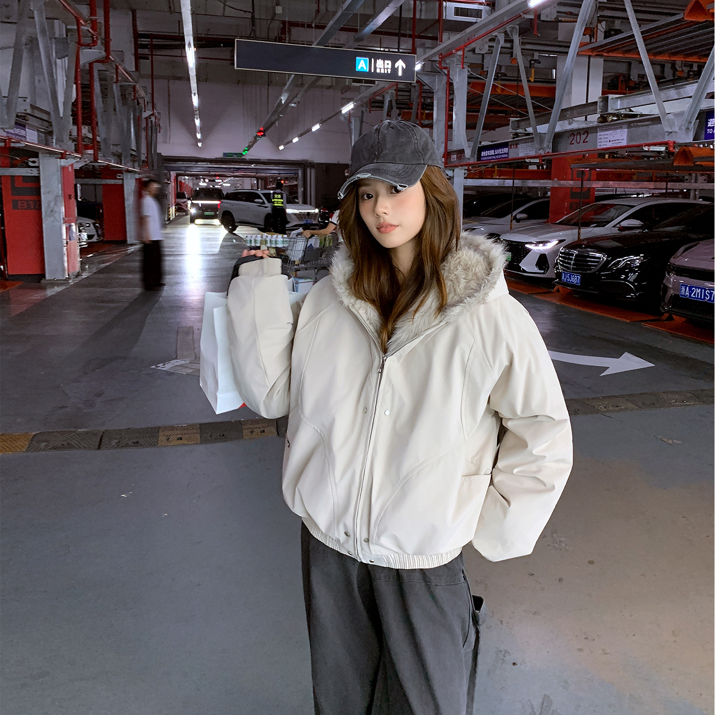Cross-border hip-hop abrigo de cuello de lana mujer 2025 invierno pequeño engrosado algodón con capuchón diseño sensación de algodón corto