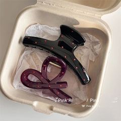 女性の後頭部の髪を結ぶための青い水玉模様の赤いリボンクリップ、サメクリップ、ハイエンドのレトロなニッチヘアグリッパー