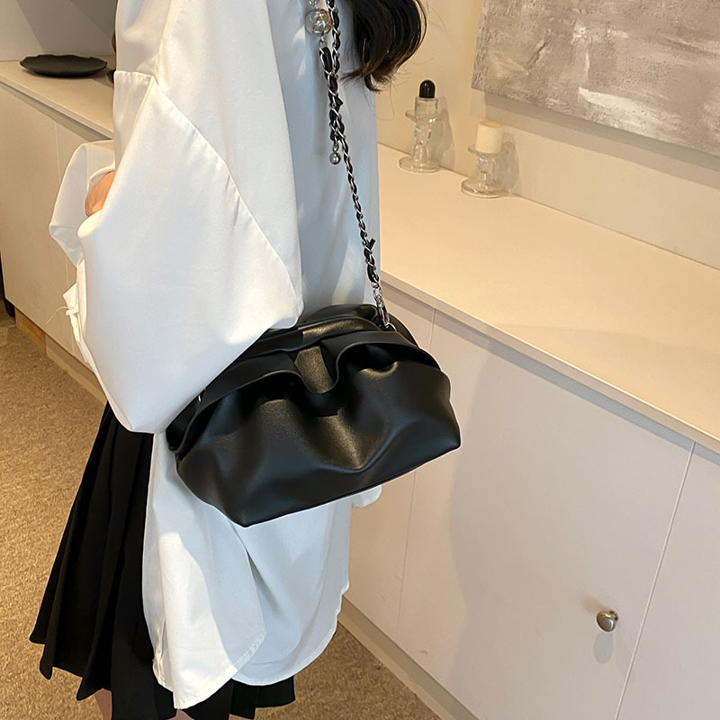 Bolso de axila de nube de boca de clip de pliegue femenino 2024 nuevo bandolera de nicho bolso de axila de cadena de todo fósforo de moda coreana