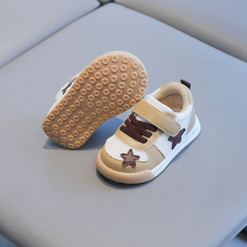 Versión coreana de las nuevas zapatillas de deporte para bebés, zapatos para niños pequeños para niñas de moda, zapatos individuales antideslizantes de suela suave para niños, zapatos para niños decorados con estrellas