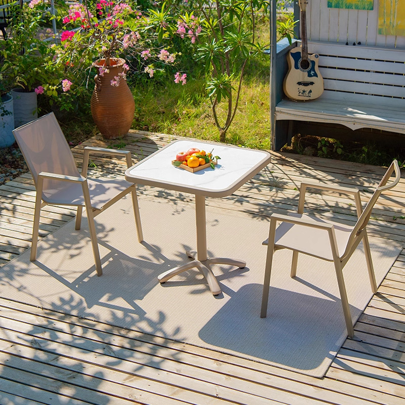 Mesa y silla de patio al aire libre, madera plástica, casa nórdica, patio al aire libre, jardín al aire libre, balcón, combinación de terraza de ocio