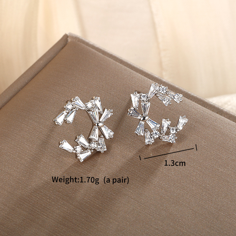 Joyería Xuping micro incrustado arco de arco de aluminio coreano alta sensación de personalidad orejas de aleación chapadas en oro pequeñas pernas de orejas