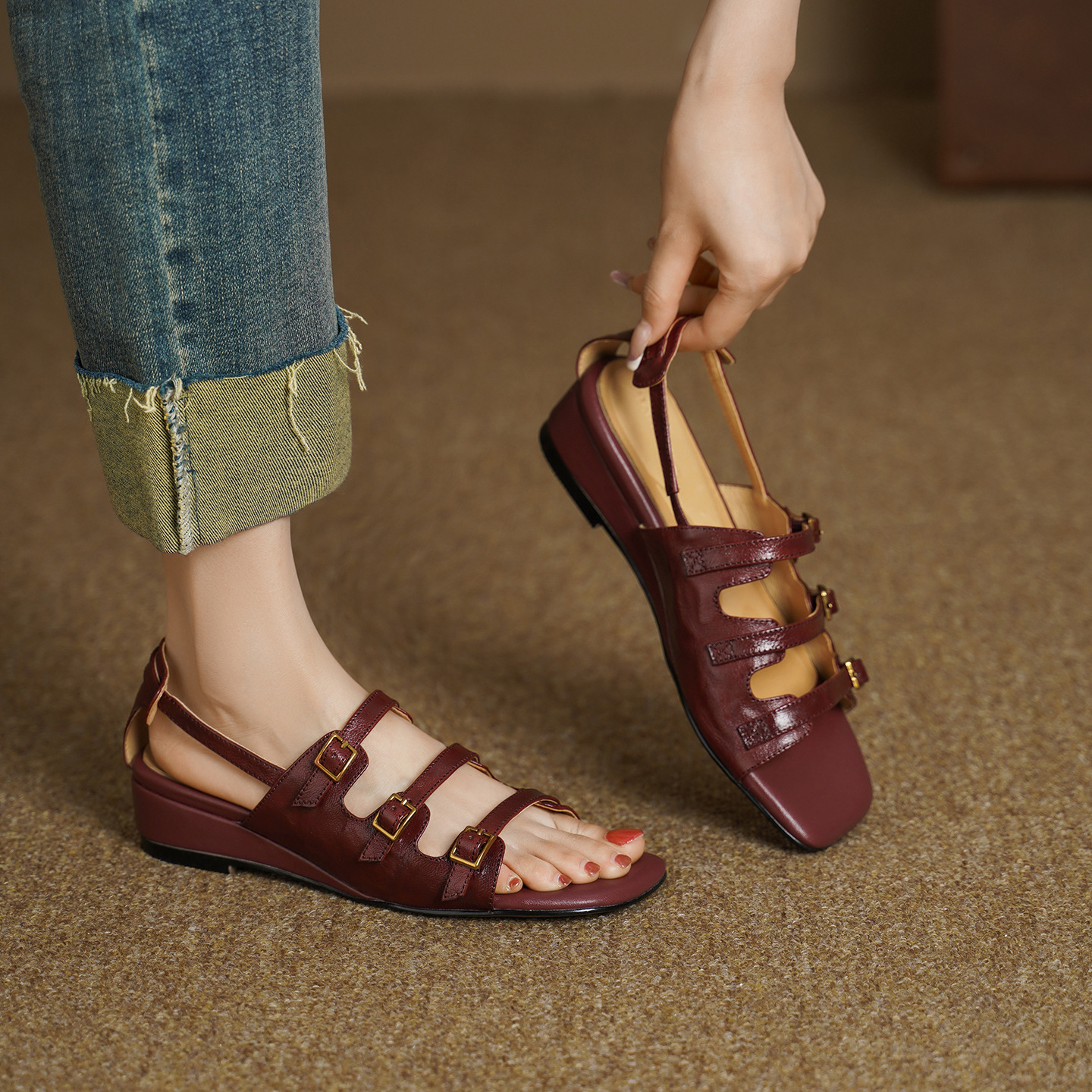 Sandal nữ hở mũi đầu vuông cổ điển quai ngang khóa cài gót thấp — màu be