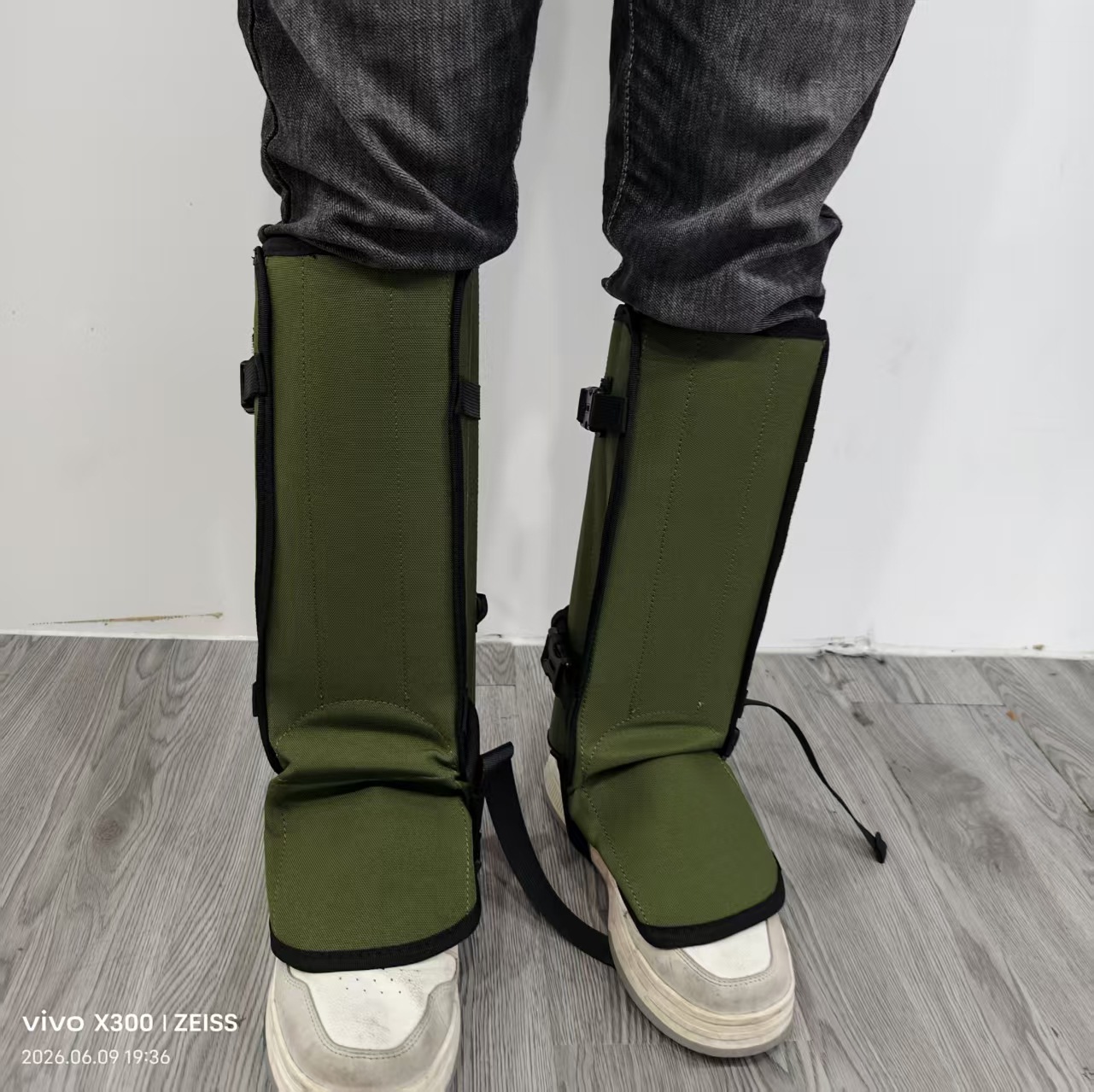 Cross-border outdoor products: anti-snake bite leg covers, anti-scratch knee pads for hiking and camping, anti-snow shoe covers, leg guards