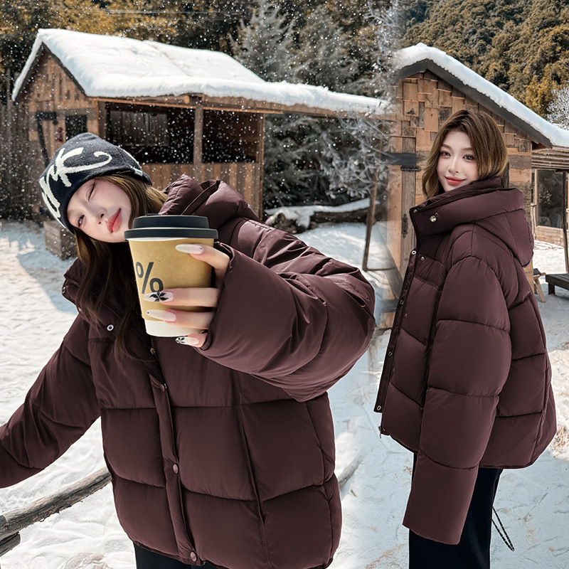 2025 invierno nuevo estilo coreano suelto y grueso abrigo de algodón de pluma caliente mujer corto con capuchón chaqueta de pan europeo