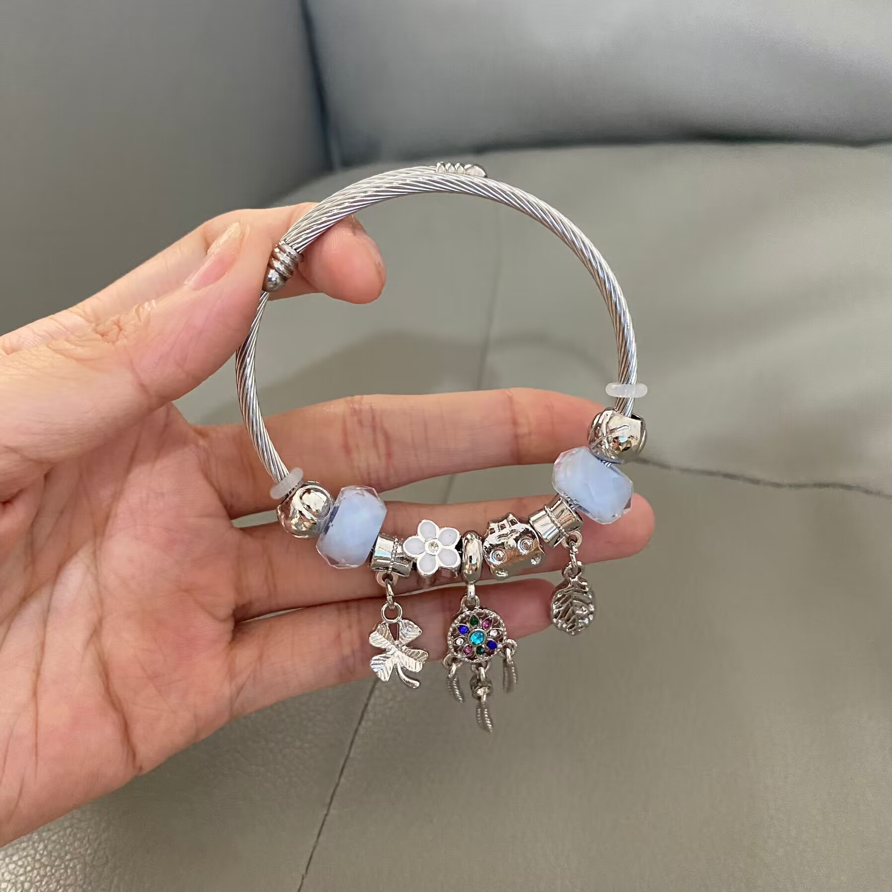 Nicho de la moda versátil pulsera de alto grado de lujo luz diseño personalizado pulsera de Saturno abierto de diamantes incrustado transfronterizo