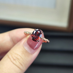 新商品の軽くて豪華でシンプルな鳩の血のザクロの赤い指輪の女性は黄金のジルコンの指輪の高級な活口を象眼します。