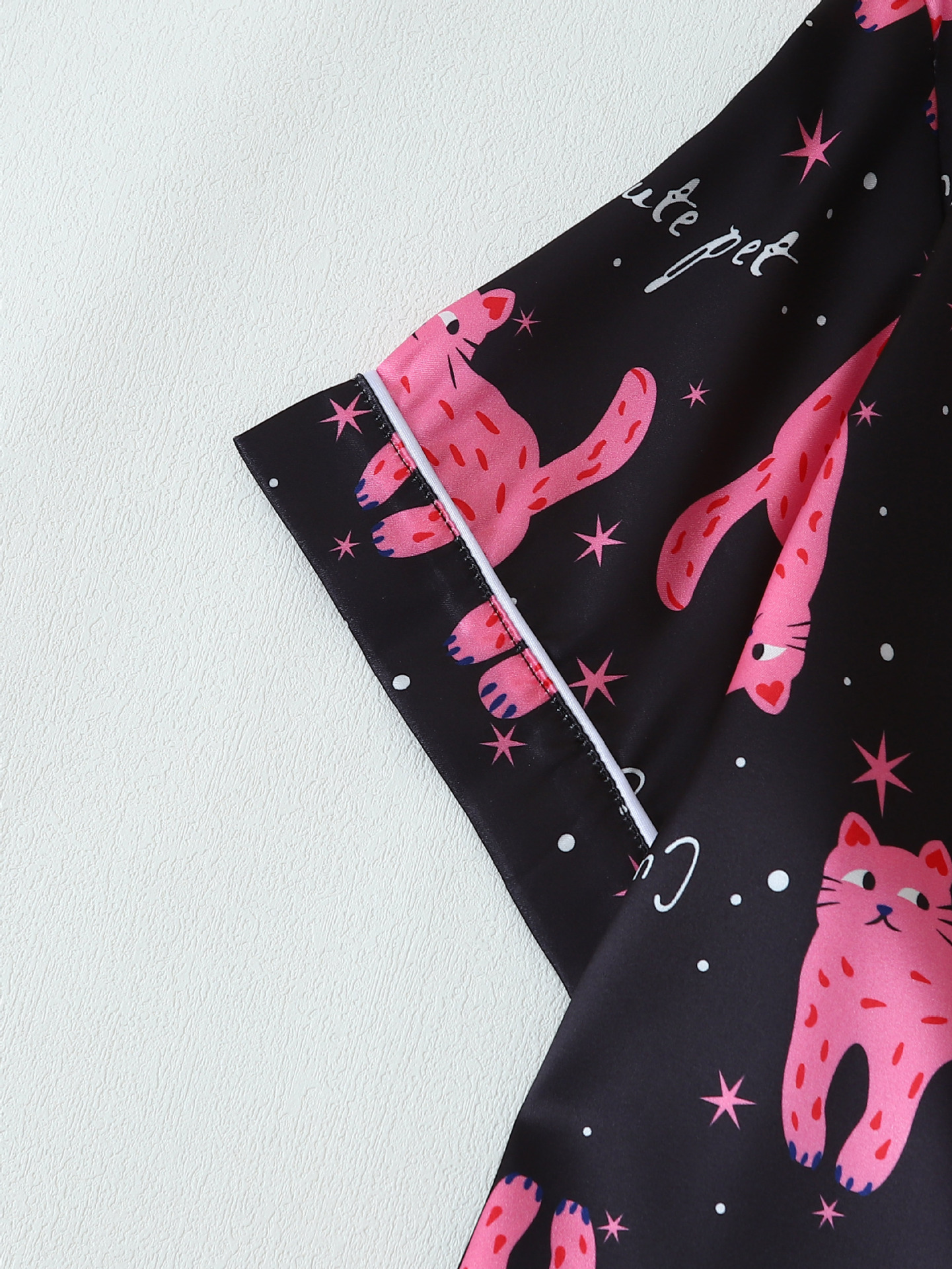 Dam pyjamas set satin svart kattryck kortärmad knapp_voghion.com