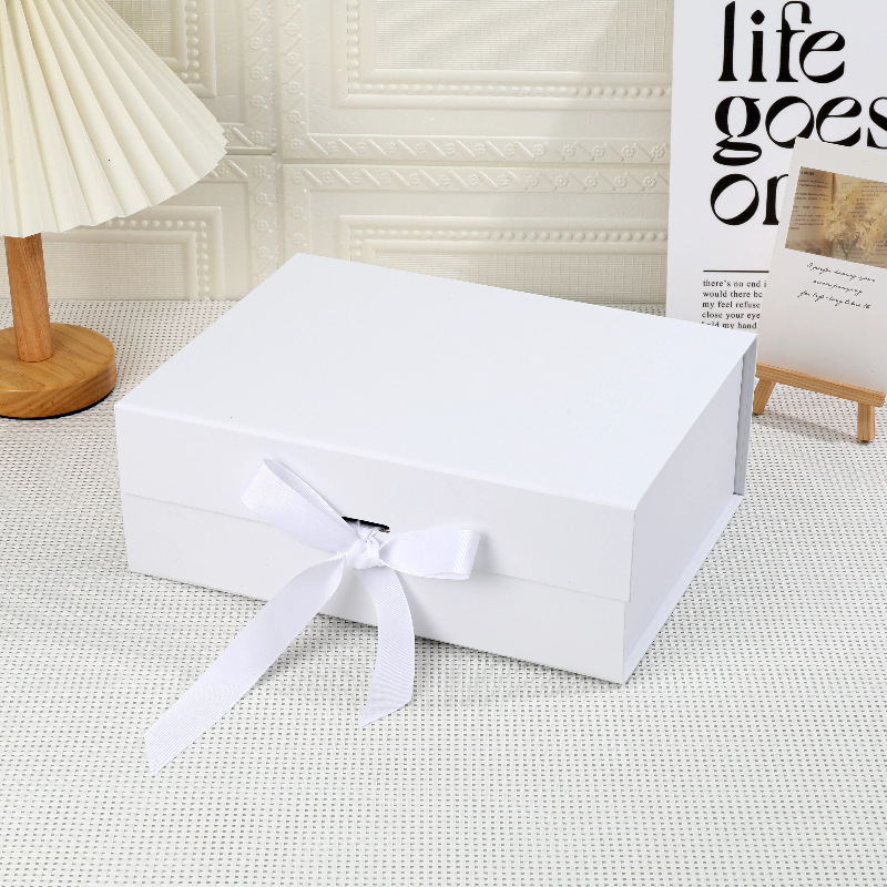 Caja de papel plegable simple transfronteriza en existencia, caja de regalo con tapa magnética abatible, personalizable con impresión de logotipo.