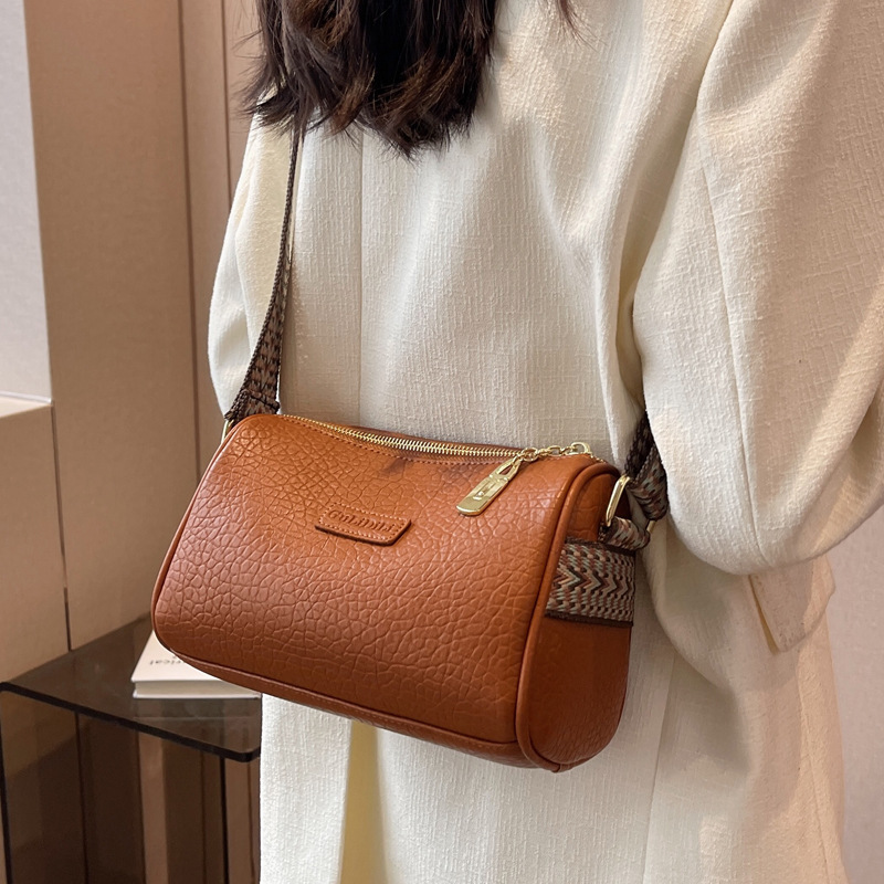 2024 Nuova borsa piccola popolare per le donne in autunno e inverno, borsa a tracolla a banda larga alla moda versatile, borsa a cuscino rossa Internet_voghion.com