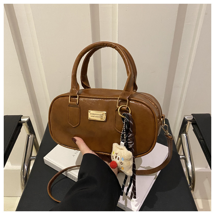 thumbnail image 1 of Bolso de bolera retro pequeño y nuevo de 2025 para mujer, sencillo y elegante, bolso cruzado versátil, bolso de hombro de moda estilo coreano., 1 of 10