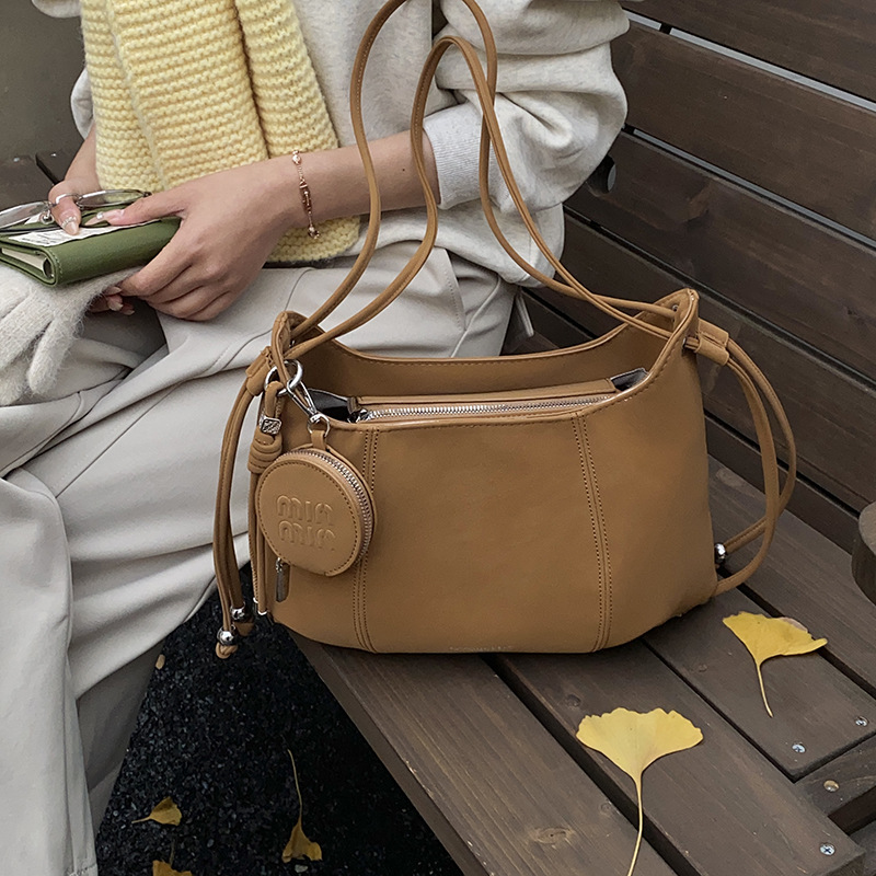 Bolsa de brazo coreana de nicho retrógrado de mujeres de moda de viaje de hombro 2025 nuevo invierno de alta calidad bolso de mochila