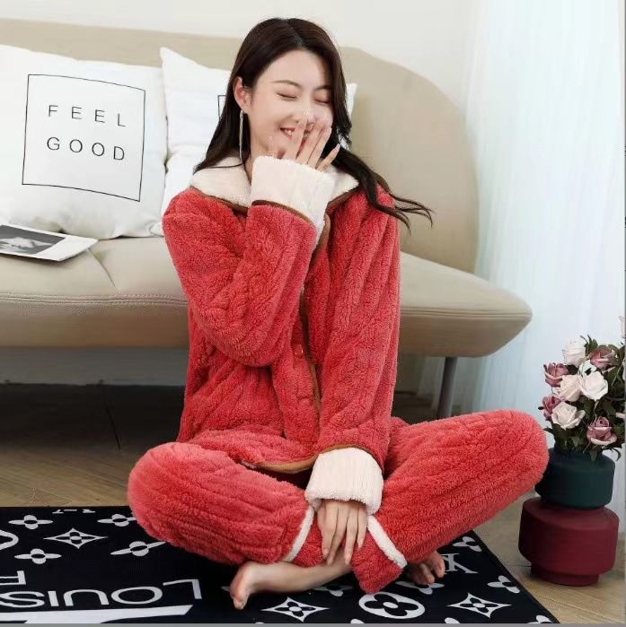 Internet celebridad nuevo Otoño e Invierno coral polar pareja Pacha fresa oso camisón traje largo engrosada entrega de apoyo