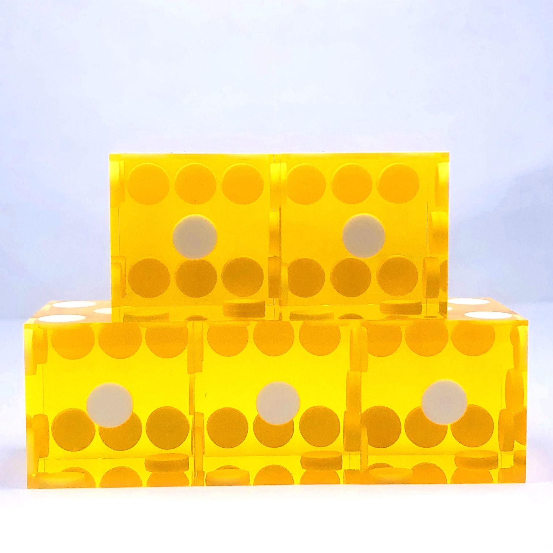 Puntos amarillos y blancos transparentes