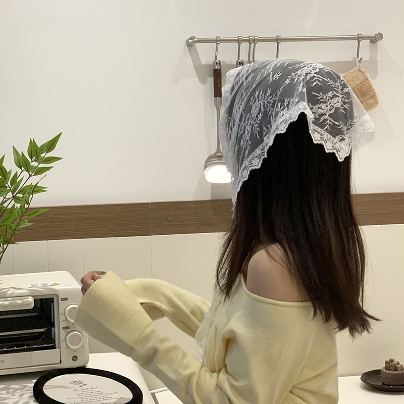 Turbante de encaje temperamento dulce encantador estilo pastoral beige toallas triangulares primavera y verano frente al mar fotos toalles para el cabello